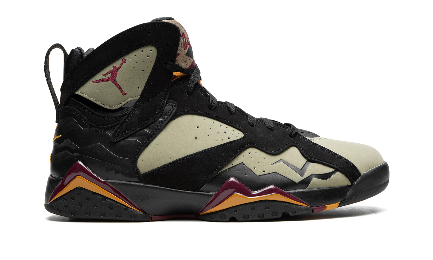 7 SE "Black Olive" DN9782 001