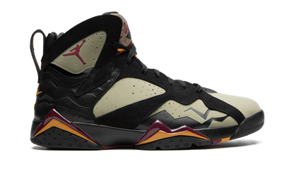 7 SE "Black Olive" DN9782 001